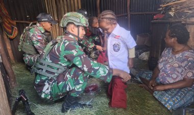 Satgas 641/Bru Berikan Bantuan Seragam Sekolah Gratis untuk Anak-Anak Papua di Yahukimo