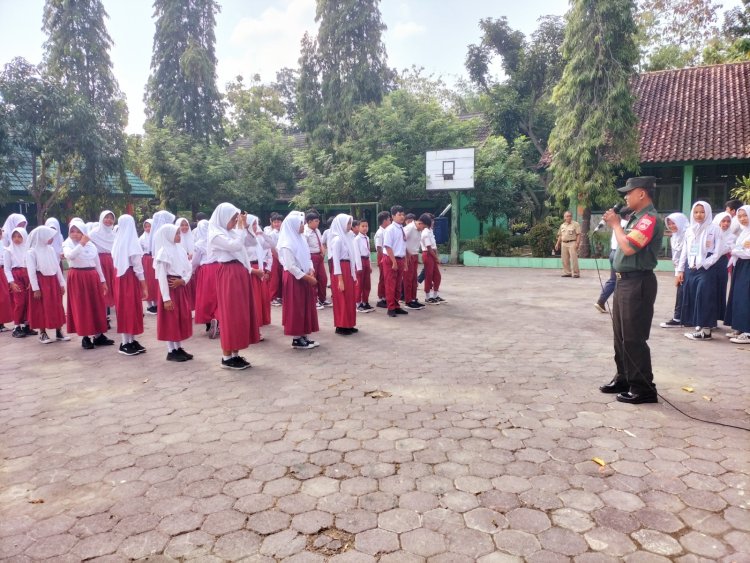 Babinsa Aktif Bina Karakter Siswa di MPLS SMPN 2 Sukodono