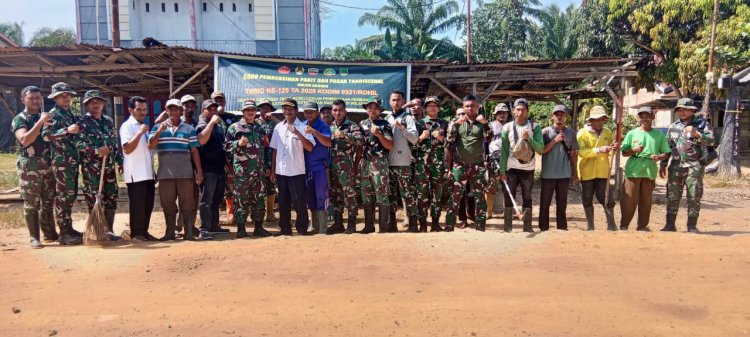 TMMD 125 Kodim Rohil Bersihkan Pasar Pekaitan, Warga Antusias