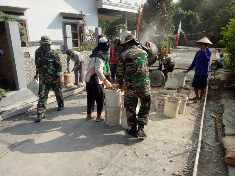 Babinsa Sragen Ikut Pengecoran Jalan Desa Poleng, Dorong Pembangunan dan Gotong Royong
