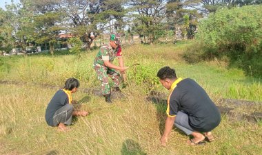 Babinsa Gemolong Gotong Royong Rapikan Lapangan