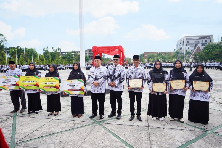 Guru Berprestasi Riau Menangis Haru Terima Hadiah Umrah dari SF Hariyanto