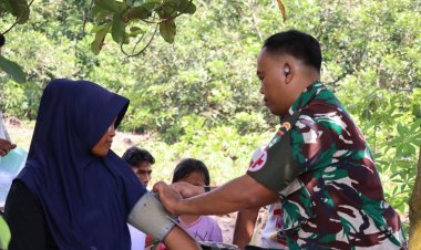 Sentuh Masyarakat Pesisir, Tim Kesehatan TMMD Ke-129 Kodim 0313/KPR Lakukan Pemeriksaan Kesehatan Warga