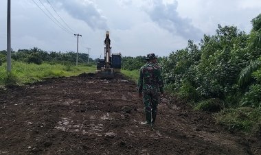 Satgas TMMD Ke-129 Kodim 0313/KPR Timbun Jalan Berlubang Sepanjang 230 Meter Di Pangkalan Terap